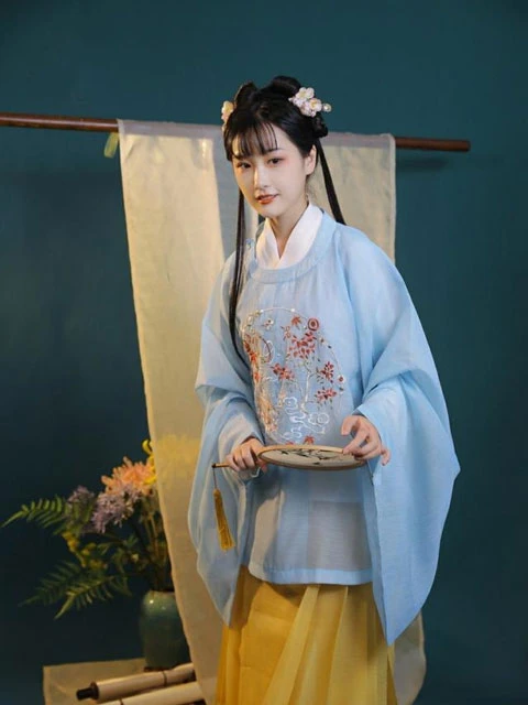 4 Kinds of Essential Props for Hanfu Photography - Newhanfu