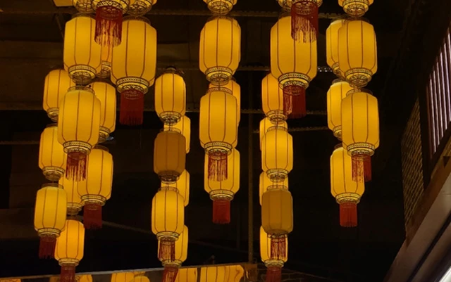 https://www.newhanfu.com/wp-content/uploads/2023/02/Exploring-the-History-and-Art-of-Chinese-Lanterns-4.jpg