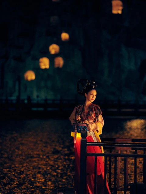 Tong Liya Captivates in Traditional Hanfu at the Majestic Longmen Grottoes in Luoyang