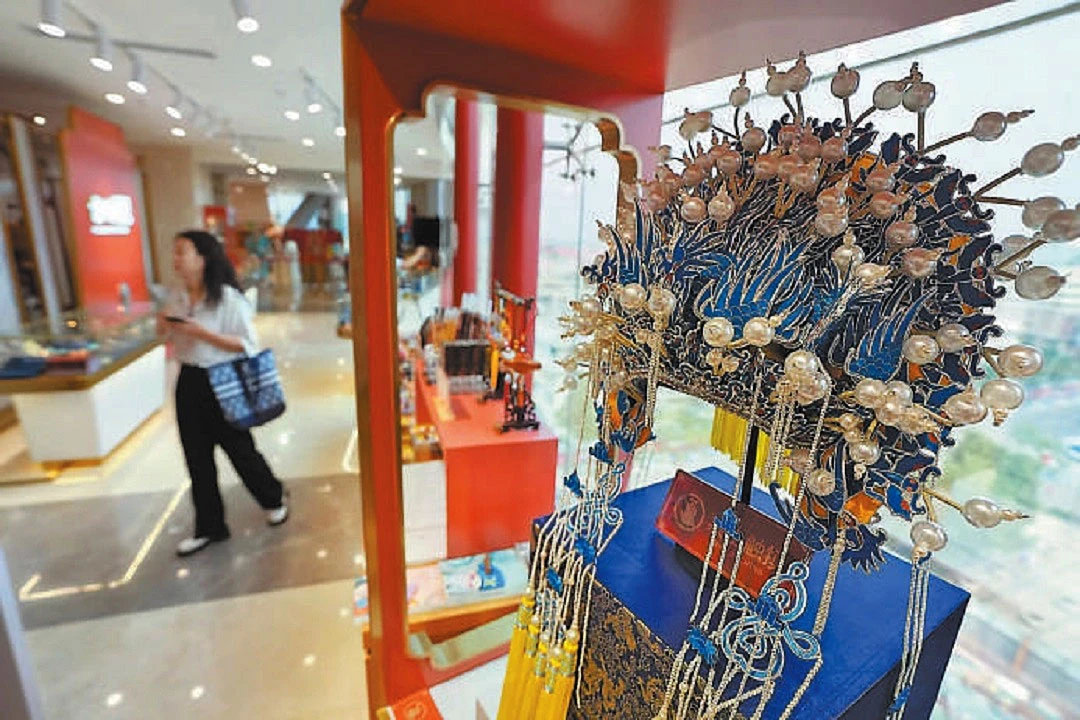 Beijing Gifts Opera-themed Store Welcomes Visitors