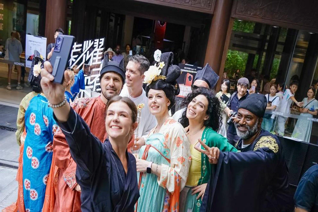 Foreign Visitors in Chengdu's Wide and Narrow Alleys