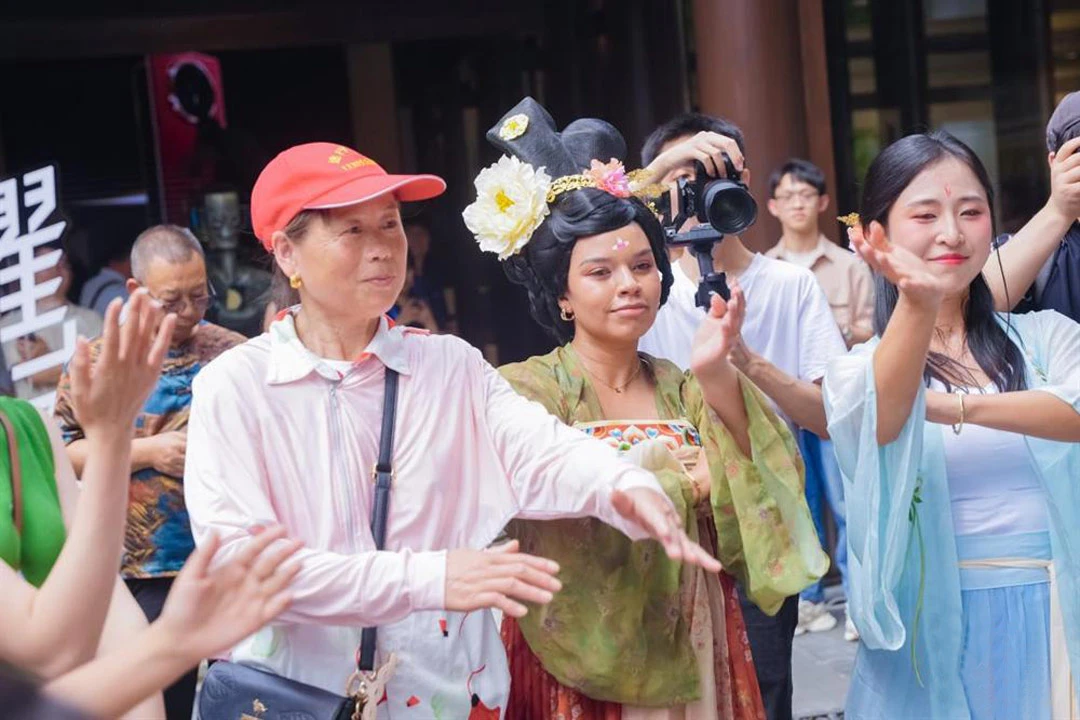 Foreign Visitors in Chengdu's Wide and Narrow Alleys