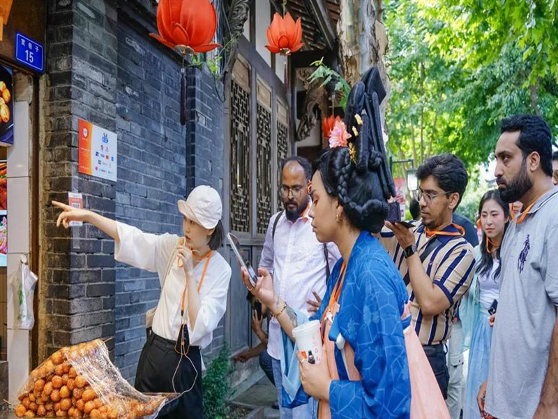 Foreign Visitors in Chengdu's Wide and Narrow Alleys