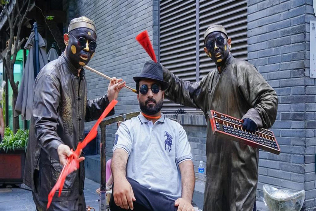 Foreign Visitors in Chengdu's Wide and Narrow Alleys