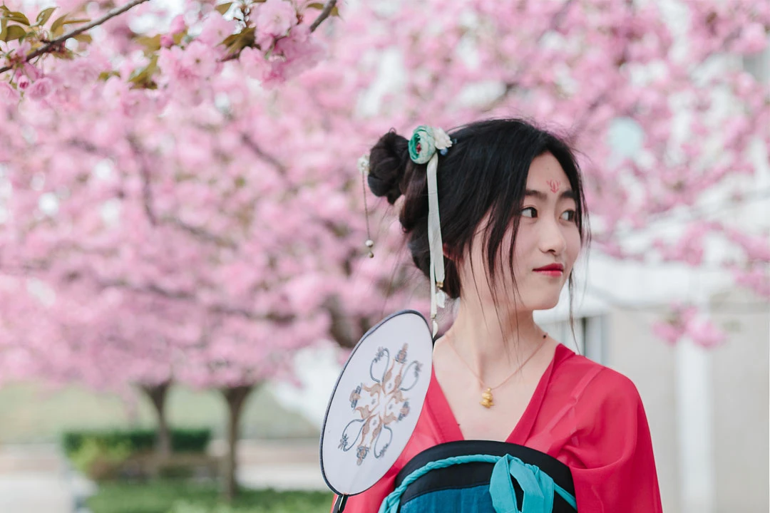 The Fusion of Traditional Chinese Fashion and Academic Regalia