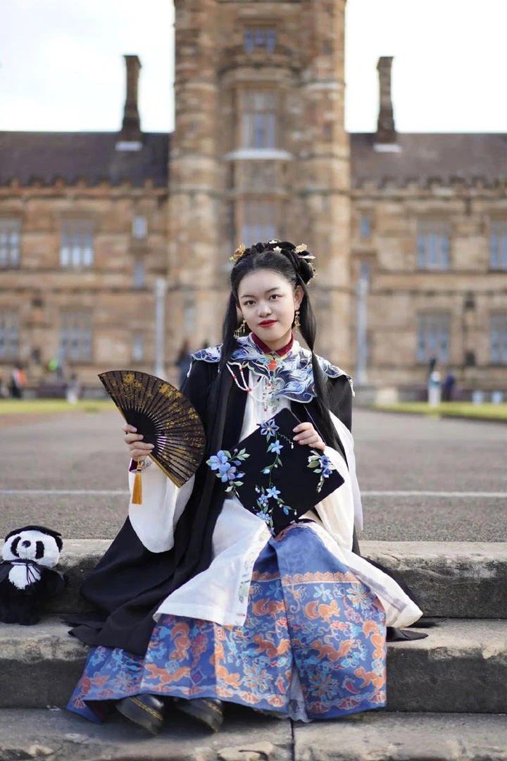 The Fusion of Traditional Chinese Fashion and Academic Regalia