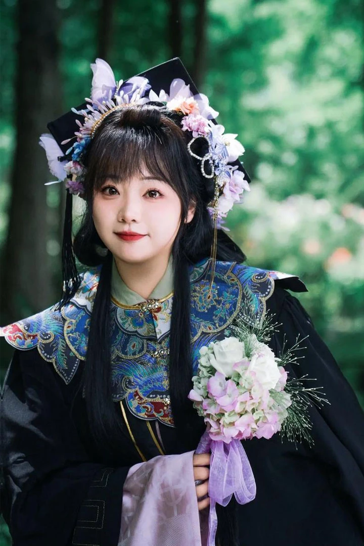 The Fusion of Traditional Chinese Fashion and Academic Regalia