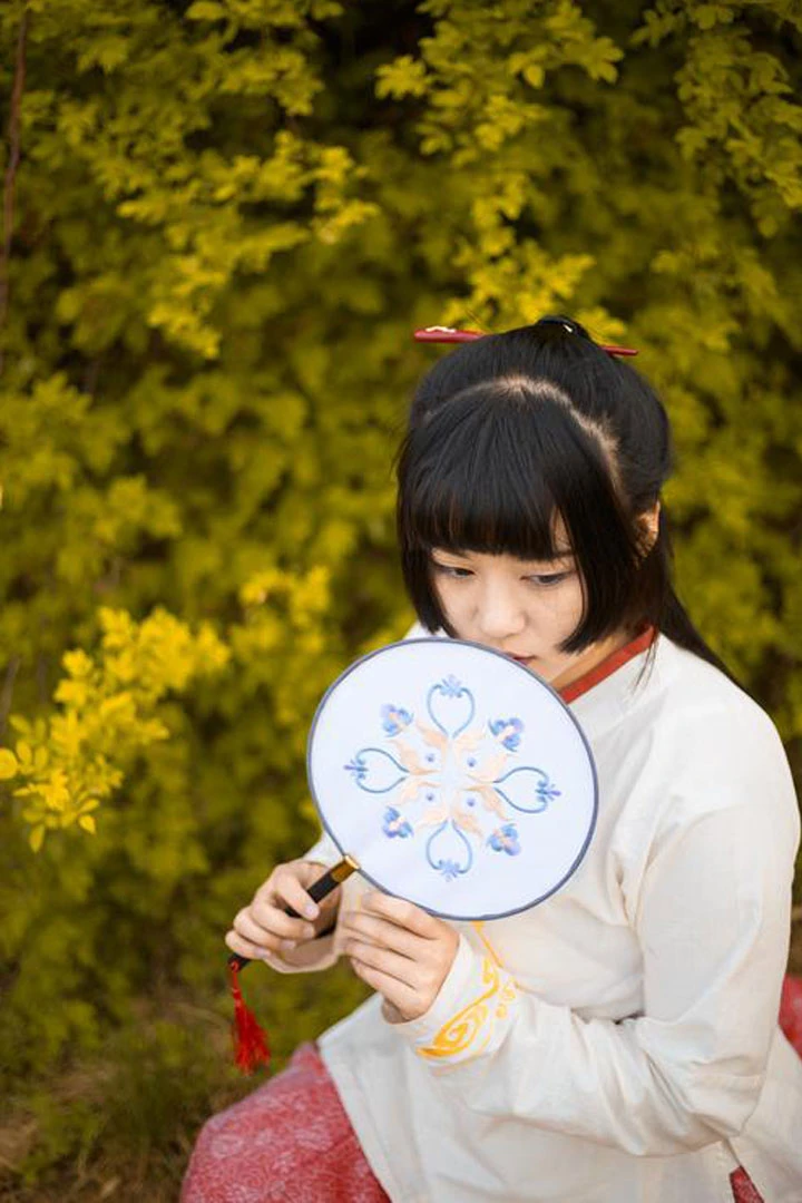 The Fusion of Traditional Chinese Fashion and Academic Regalia