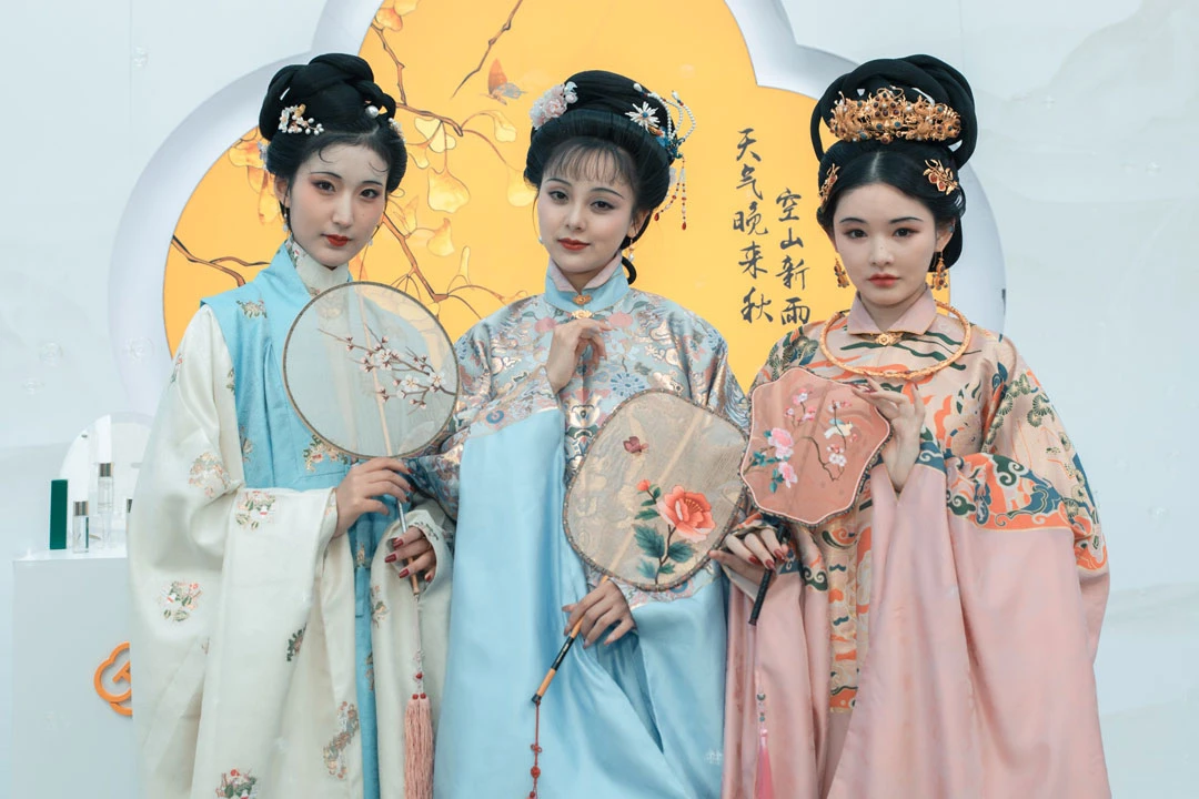 The Rise of Traditional Chinese Fashion in Luoyang