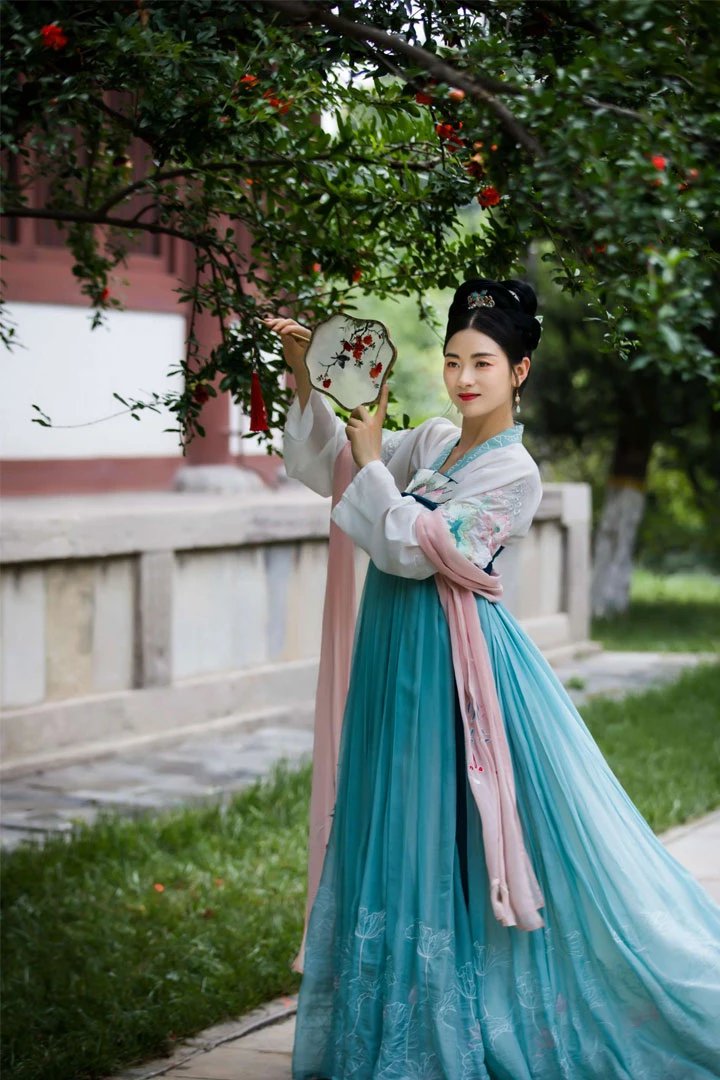 The Rise of Traditional Chinese Fashion in Luoyang