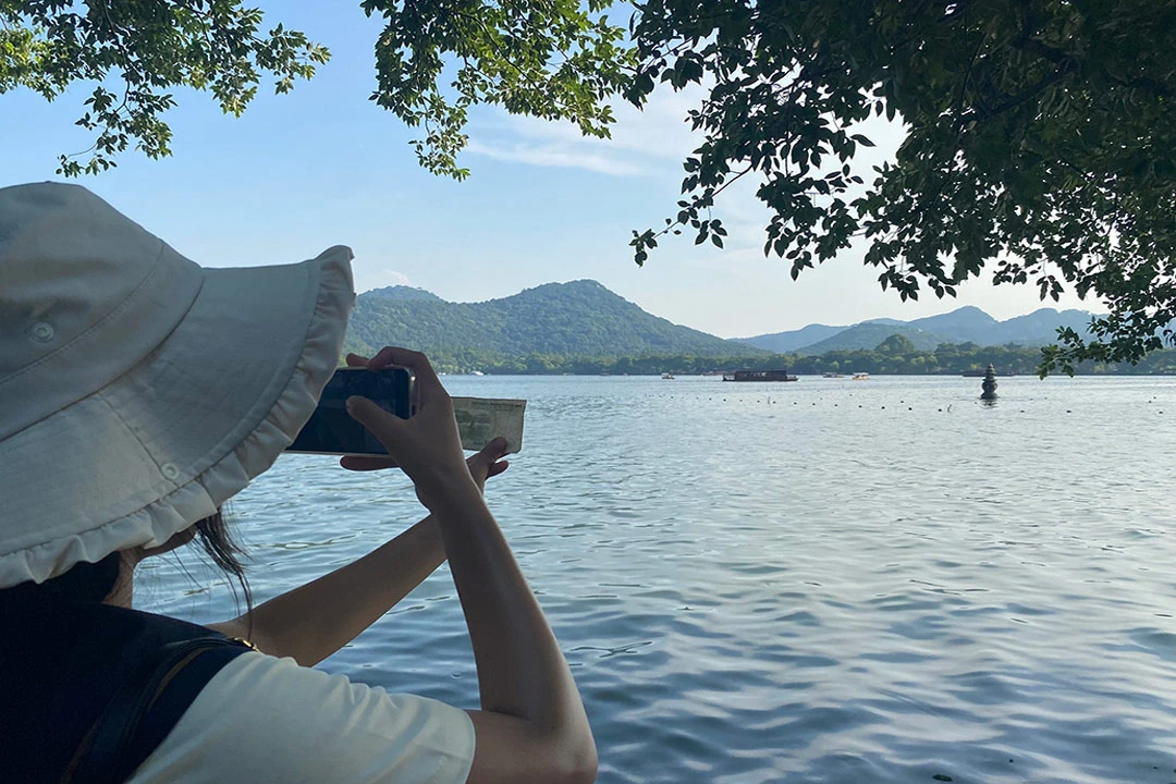 A Scorching Summer in Hangzhou West Lake