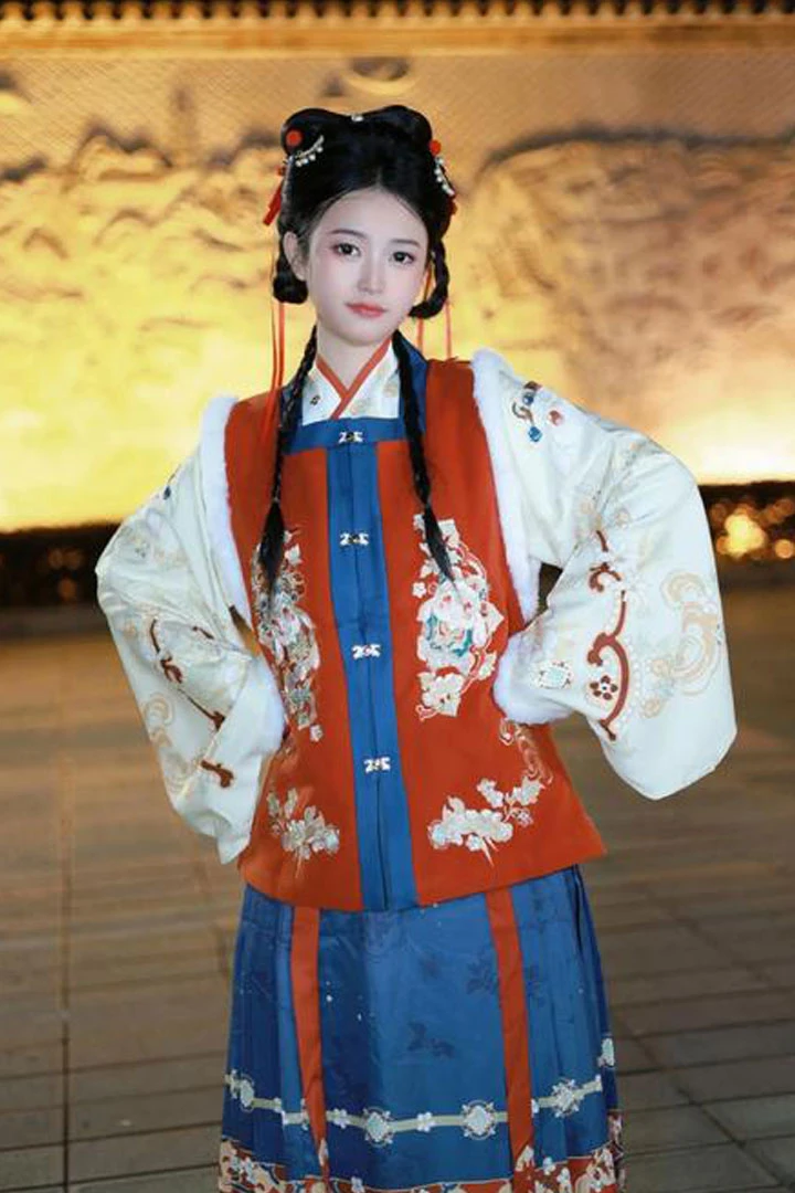 Embracing Tradition and Innovation: The Rise of Caoxian's Hanfu Industry