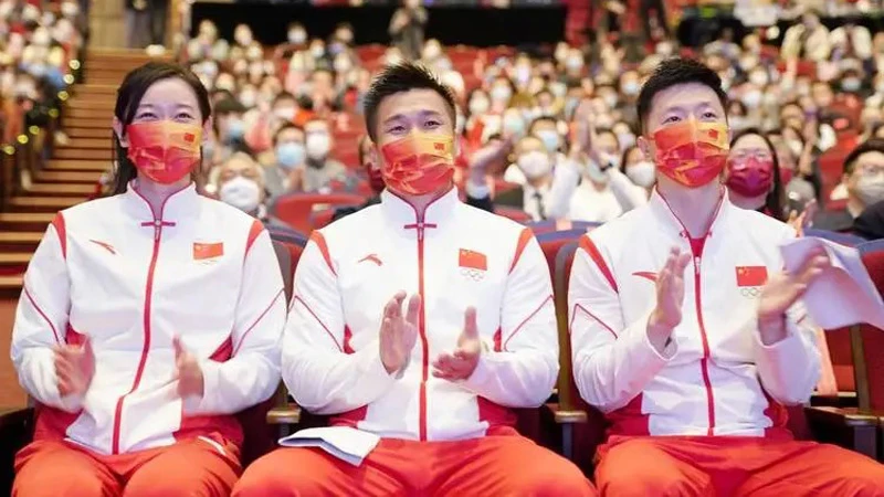 Mainland Olympic Athletes' Heartwarming Visit to Hong Kong