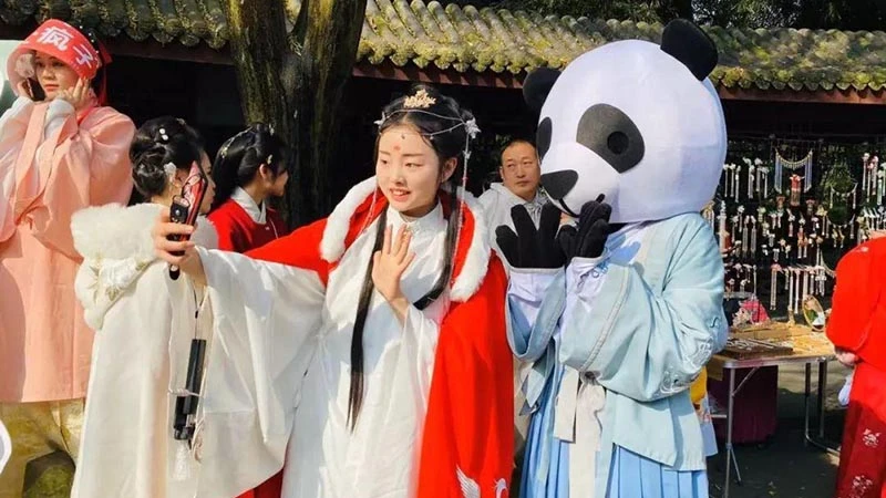 Chengdu’s Hanfu Week at Shuyi Theater