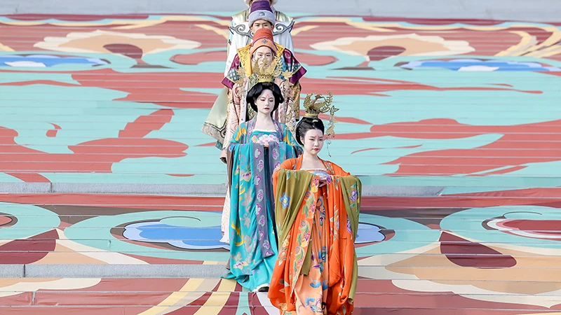 Dunhuang Echoes: A Timeless Fashion Odyssey