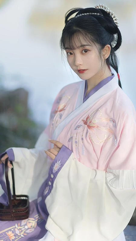 Hanfu Vibes: Wearing Tradition with New Style