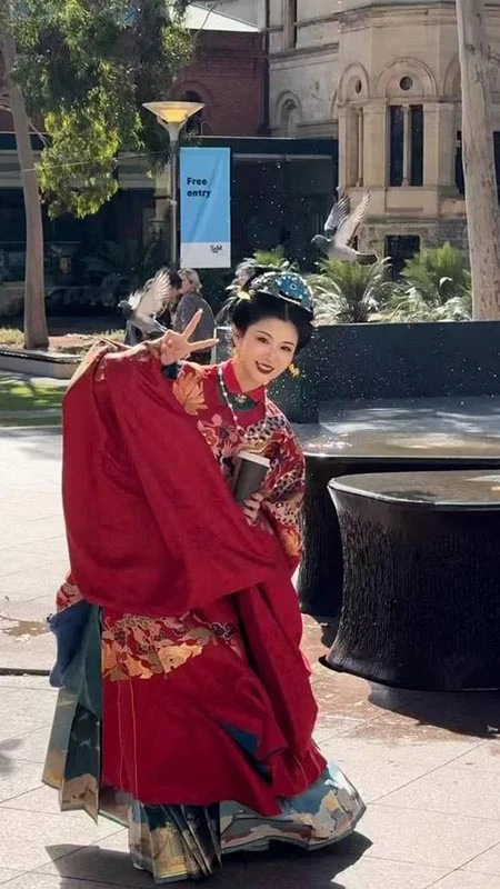 Hanfu Blogger Shares Cultural Exchange Journey