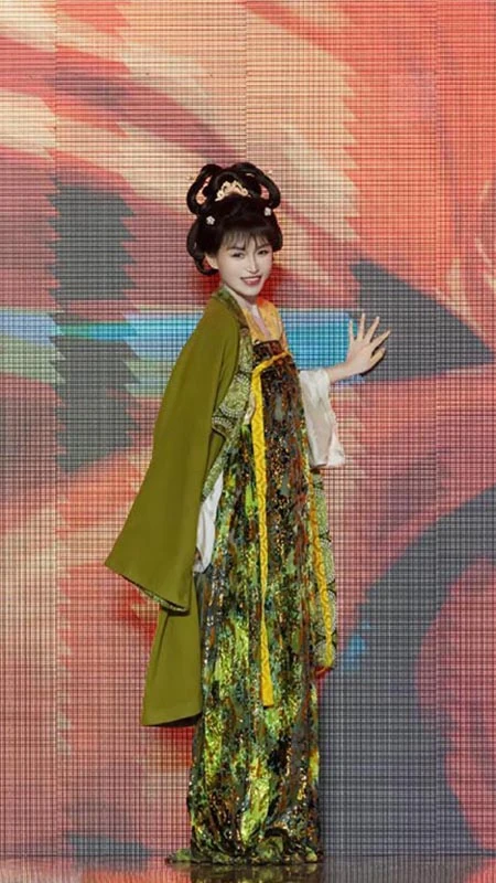 Li Ziqi Wears Hu Bugui’s Viral Hanfu