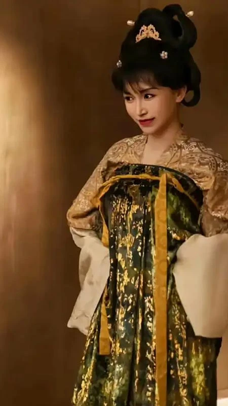 Li Ziqi Wears Hu Bugui’s Viral Hanfu