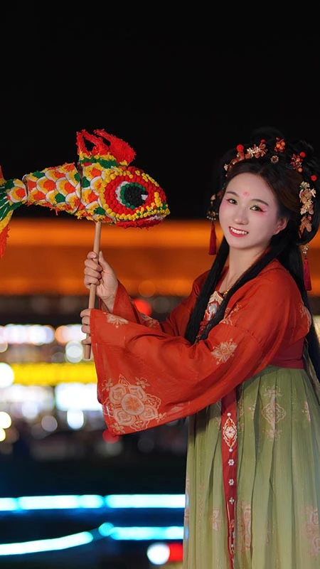 Xi'an's Hanfu: Youth Embrace Ancient Chinese Cultural Aesthetics