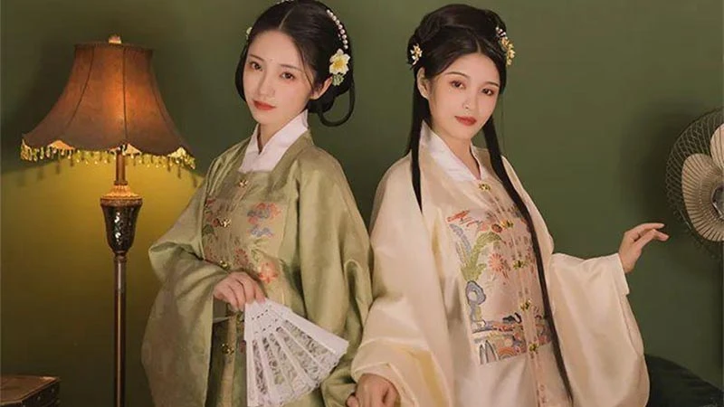 Xi'an's Hanfu: Youth Embrace Ancient Chinese Cultural Aesthetics