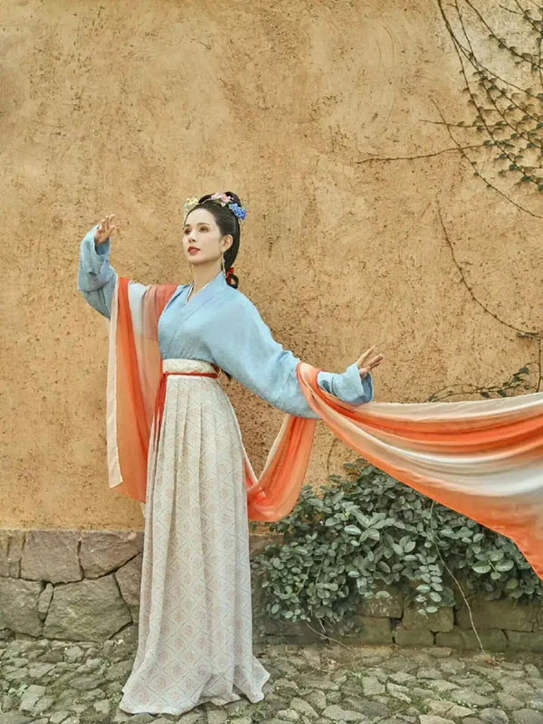 58-Year-Old-Carmen-Lee-Stuns-in-Hanfu