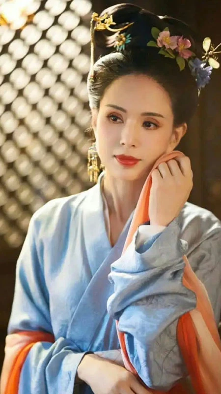 58-Year-Old-Carmen-Lee-Stuns-in-Hanfu