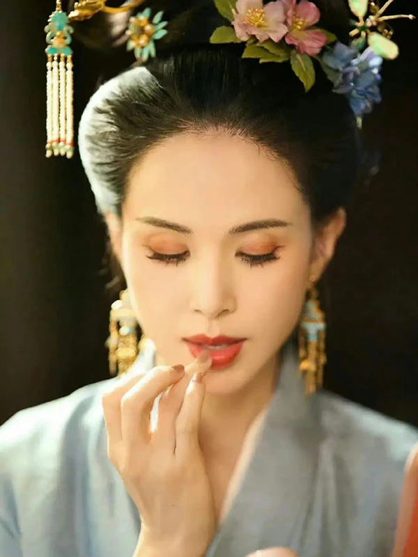 58-Year-Old-Carmen-Lee-Stuns-in-Hanfu