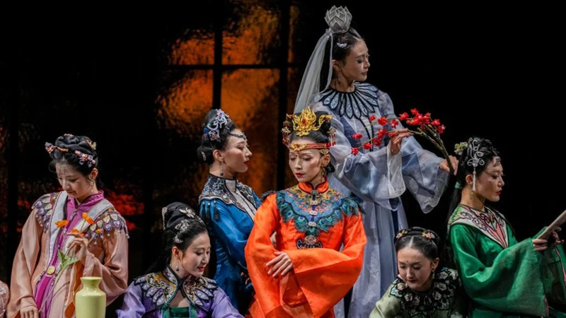 Dream of the Red Chamber Celebrates 300th Performance