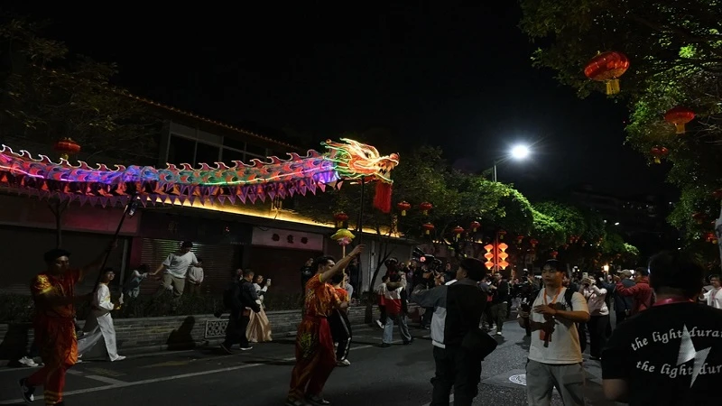 Foshan's Dragon Kiln - Fire, Clay, and Tradition