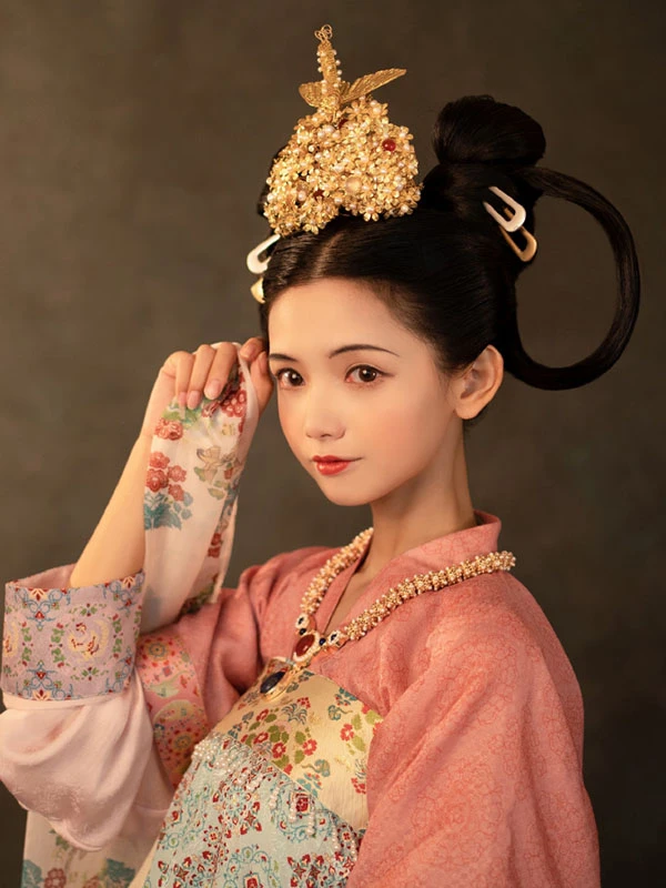 The Misunderstood Beauty of Li Jingxun’s Golden Moth Hairpin