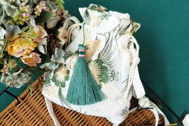 6 Beautiful Bags for Going in Traditional Chinese Clothing