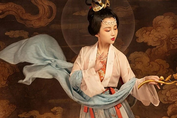 Chinese Fashion Trends: Hanfu for the Mid-Autumn Festival