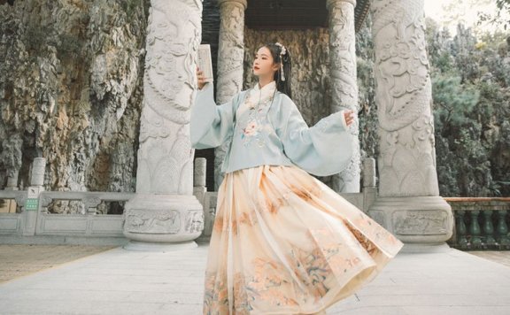 How to Wear Hanfu (7): Ming Dynasty Jiaoling Aoqun