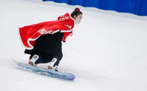 Unlocking the Hanfu Ski Look - How This Hanfu Girl Did It