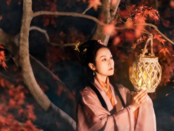 Hanfu Photography: Maple Forest Night Scene